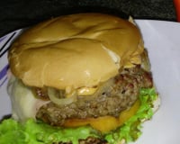 Hambúrguer com cebolas empanadas