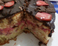 Bolo de morango e marshmallow