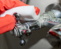 Esse é o melhor truque para remover calcário de torneiras e pias. É muito mais potente que o vinagre