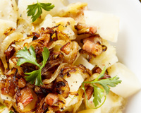 Jantar rápido de maçãs, presunto e batatas