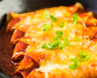 O jantar delicioso de frigideira com poucos ingredientes que eu faço toda semana para não dormir sem comer