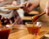 Um mel raro produzido por abelha brasileira sem ferrão vale até 8 vezes mais e está conquistando o mercado brasileiro