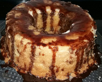 Bolo simples de coco com cobertura de chocolate (muito fácil)