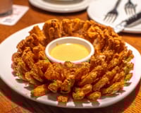 Tipo a do Outback: como fazer um grande e saboroso anel de cebola na airfryer