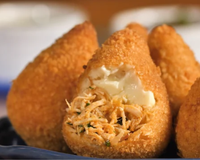 Essa coxinha de pão de forma do TudoGostoso fica tão crocante e recheada que ninguém acredita como é fácil de fazer