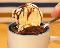 Bolo de caneca com sorvete