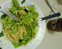 Salada crocante ao molho de mostarda e mel