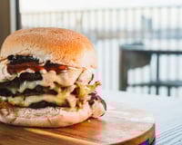 Poucas pessoas sabem, mas um truque simples deixa o hambúrguer artesanal absurdamente suculento