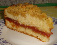 Bolo com recheio de goiabada e cobertura crocante