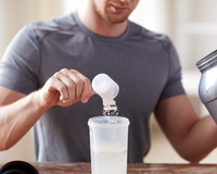 Veja por que quem sofre com compulsão alimentar deve consumir whey protein, segundo essa nutricionista esportiva