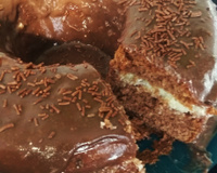 bolo de chocolate com  recheio   de coco