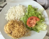 Medalhão de filé mignon ao molho de requeijão e batata palha