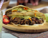 Transforme a sua tapioca em uma tortilla no estilo taco mexicano e coma com recheio doce ou salgado; receita simples e fácil de fazer