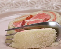 Rocambole de leite ninho com morango