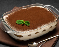 Pavê de bolacha champagne finalizada com chocolate em pó