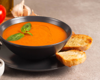 Frente fria à vista: sopa de tomate nutritiva é a escolha perfeita para se aquecer com muito sabor