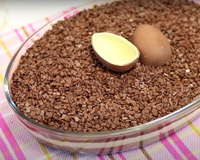 Esse ovo de páscoa cremoso na travessa com muito chocolate é a melhor sobremesa pro almoço de domingo