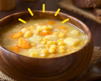 Jantar cítrico, saboroso e suculento: ensopado de batata e ervilha com limão é um prato saudável, simples e muito diferente do que você costuma comer