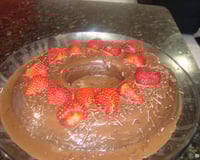 Bolo de chocolate com recheio de morangos e leite condensado