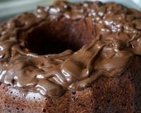 Esse bolo de chocolate amargo faz o maior sucesso lá em casa toda vez que eu preparo!