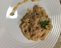 Macarrão ao molho branco com camarão