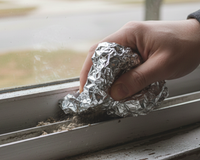 Usar papel-alumínio nos trilhos das janelas é a melhor dica para limpar a área sem esforço