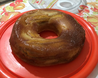 Bolo fofo com cobertura de banana caramelada