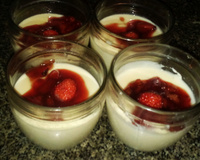 Creme inglês com geleia de morango