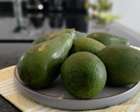 O abacate está duro e não deu para usar na receita? Esse truque simples faz a fruta amolecer rapidinho