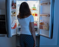 Abrir a geladeira muitas vezes ao dia aumenta a conta de luz? Especialistas alertam e o TudoGostoso explica