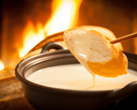 Fondue de queijo: confira a receita perfeita para um jantar a dois