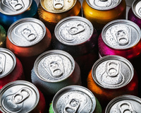 Substância presente em refrigerantes está associada ao câncer de mama, diz estudo. Veja qual tipo oferece mais riscos