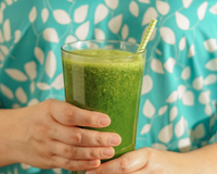 Há 17 anos bebo esse suco sem água todas as manhãs: bebida verde ajuda a desinflamar o corpo