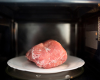 Como descongelar corretamente os alimentos no micro-ondas: o truque do copo d’água pode te ajudar