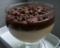 Mousse de maracujá com cobertura de chocolate
