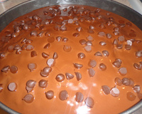 Bolo de laranja com cobertura trufada e gotas de chocolate branco