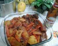 Carne ensopada com batata e cenoura na pressão
