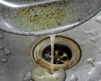 Gordura no ralo, não! O jeito certo de descartar o óleo da fritura sem entupir a pia