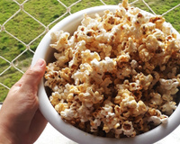Pipoca caramelizada feita no fogão