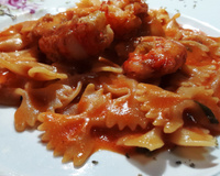 Farfalle com camarões