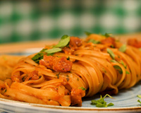 Macarronada ao molho de tomate, bacon e manjericão