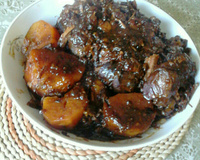 Carne assada com batatas douradas