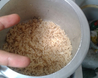 Arroz integral na panela de pressão