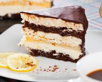 Bolo de chocolate com mousse de limão cremoso: fica macio e molhadinho por dentro