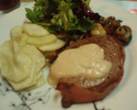 Bife grelhado com molho de mostarda e batata dourada