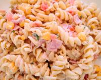 A melhor salada de macarrão que eu já comi na vida e que não pode faltar no seu churrasco