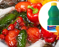 Vegetais devem ser higienizados com água sanitária, mas é preciso saber qual comprar