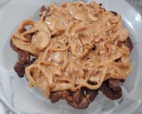 Bife acebolado com molho de maionese