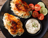 Frango desossado recheado com presunto, queijo e bacon