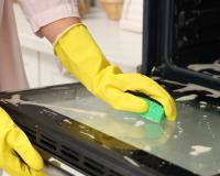 Nem vinagre, nem bicarbonato de sódio: o melhor truque para remover a gordura de fornos e assadeiras e deixar tudo como novo